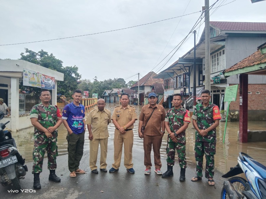 Para Babinsa Koramil 406-05/ Muara Kelingi Terus Aktif Pantau Kondisi Banjir Dan Bantu Warga
