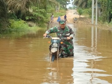 Danramil 406-02/Rawas Ilir Bersama Pihak Kecamatan dan Babinsa Bantu Pendistribusian Bantuan Banjir