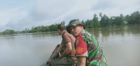 Babinsa Koramil 406-04/Muara Lakitan sertu Fajri Maulani Monitoring Banjir Luapan Sungai Musi