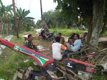 Jalani Silaturahmi Babinsa Koramil 406-06/Tugumulyo Serda Joko S Melaksanakan Komsos Bersama Warga Diwilayah Binaan.