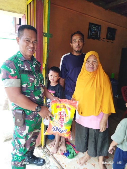 Pastikan Aman Babinsa Koramil 406-03/Rupit Melaksankan Kegiatan Dampingi Pembagian Sembako