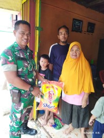 Pastikan Aman Babinsa Koramil 406-03/Rupit Melaksankan Kegiatan Dampingi Pembagian Sembako