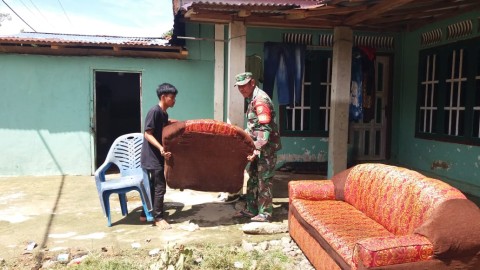 Babinsa Koramil 406-01/Rawas ulu Serma irwan membantu membersihkan rumah warga yang terkena banjir didesa binaan.