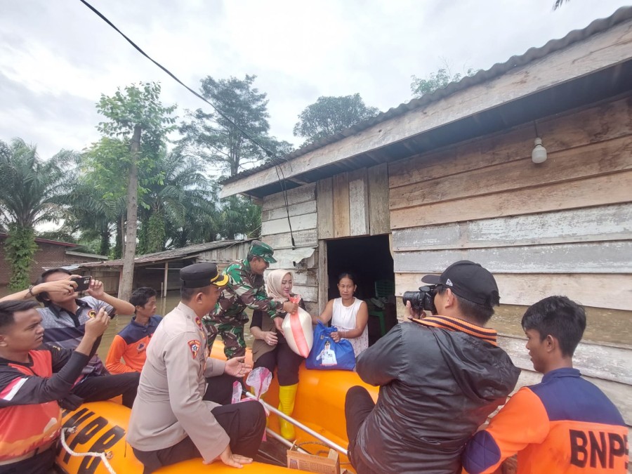 Danramil 406-05/Muara Kelingi Dampingi Bupati Musi Rawas Tinjau Lokasi Banjir