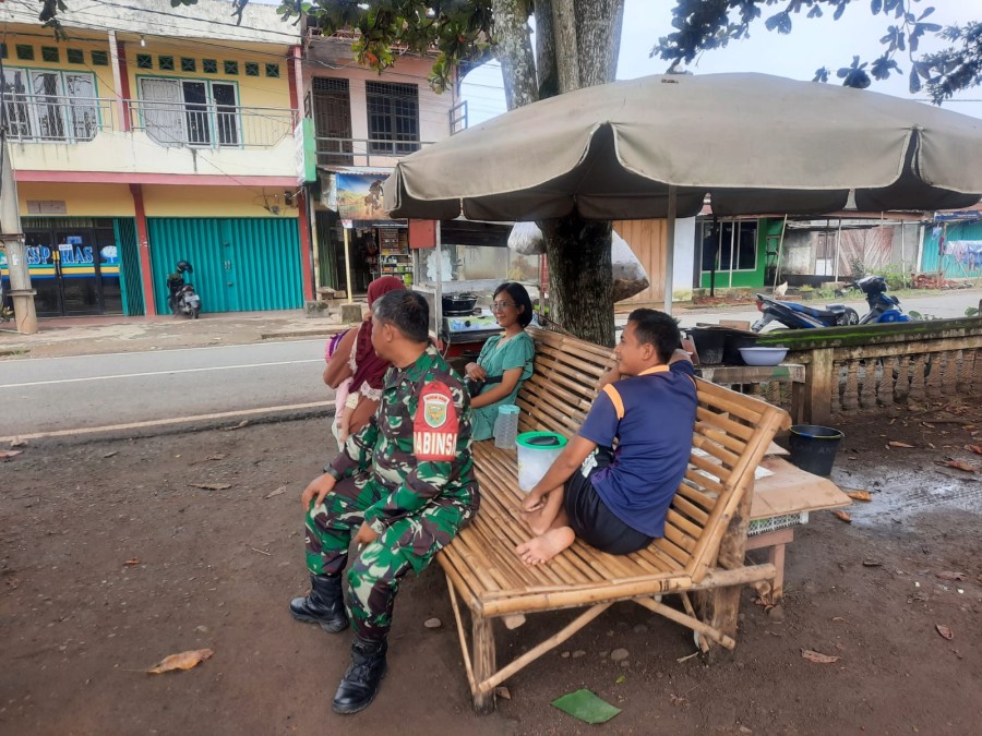 Jalani Silaturahmi Babinsa Koramil 406-06/Tugumulyo Sertu Kamsiran Melaksanakan Komsos Bersama Warga Diwilayah Binaan.
