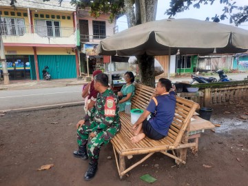 Jalani Silaturahmi Babinsa Koramil 406-06/Tugumulyo Sertu Kamsiran Melaksanakan Komsos Bersama Warga Diwilayah Binaan.