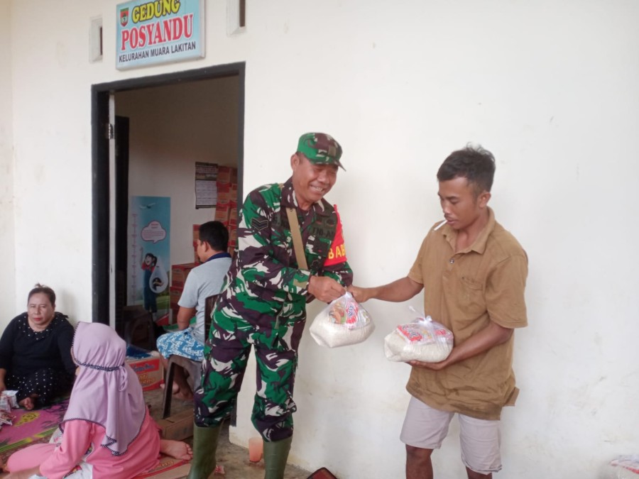Babinsa Koramil 406-04/Muara Lakitan Dampingi Penyaluran Bantuan Sembako Untuk Warga Korban Bencana Banjir