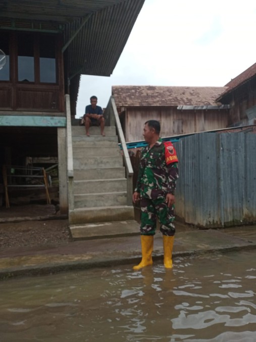 Sertu Sutarno Babinsa Koramil 406-04/Muara Lakitan pantau wilayah yeng terdapat banjir