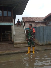 Sertu Sutarno Babinsa Koramil 406-04/Muara Lakitan pantau wilayah yeng terdapat banjir