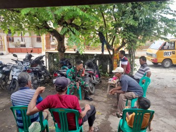 Babinsa Koramil 406-08/Lubuklinggau sertu Sopian Efendi komsos bersama warga didesa binaan.