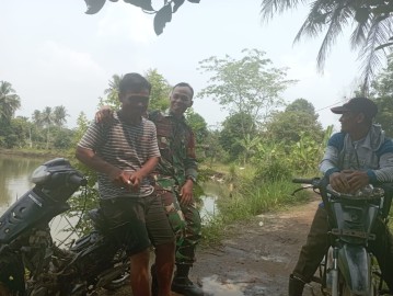 Jalani Silaturahmi Babinsa Koramil 406-06/Tugumulyo Kopda Yogi Ardi Melaksanakan Komsos Bersama Warga Diwilayah Binaan.