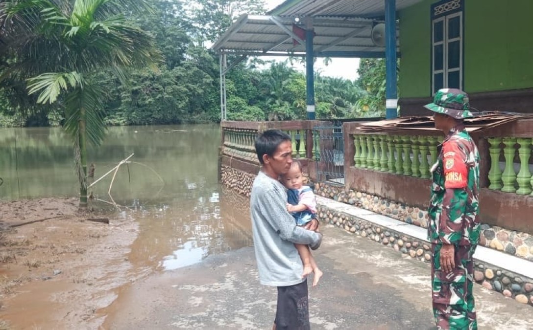Babinsa Koramil 406-05 Muara Kelingi Pantau Perkembangan Kondisi Banjir Di Wilayah