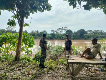 Babinsa Koramil 406-01/Rawas ulu Serma suwitno komsos bersama warga didesa binaan.