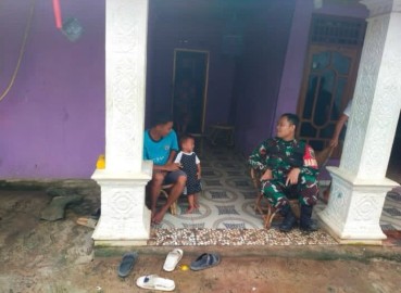 Babinsa Koramil 406-06/Tugumulyo Kopda Edi Melaksanakan Komsos Bersama Warga Diwilayah Binaan.