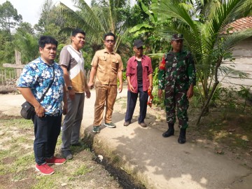 Babinsa Koramil 406-01/Rawas ulu Serka rusli komsos bersama warga didesa binaan.