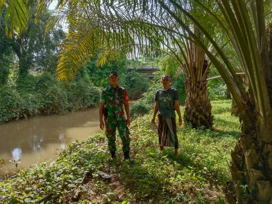 Babinsa Koramil 406-07/jayaloka Pantau Wilayah dan Pemukiman Rawan Banjir di wilayah binaan