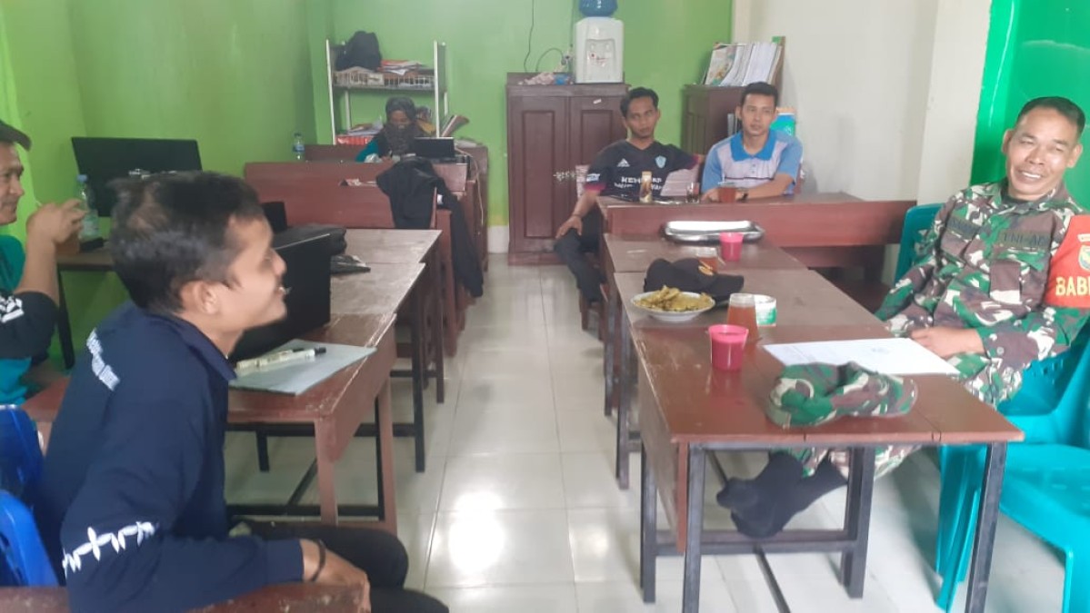 Babinsa Koramil 406-09/Terawas Sertu Susnadi Melaksanakan Komsos Bersama Warga Diwilayah Binaan.