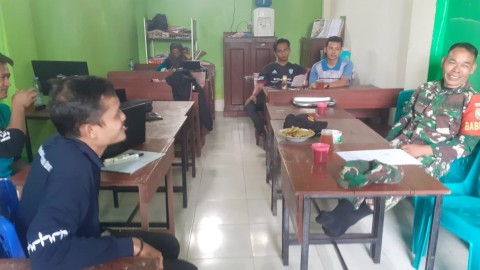 Babinsa Koramil 406-09/Terawas Sertu Susnadi Melaksanakan Komsos Bersama Warga Diwilayah Binaan.