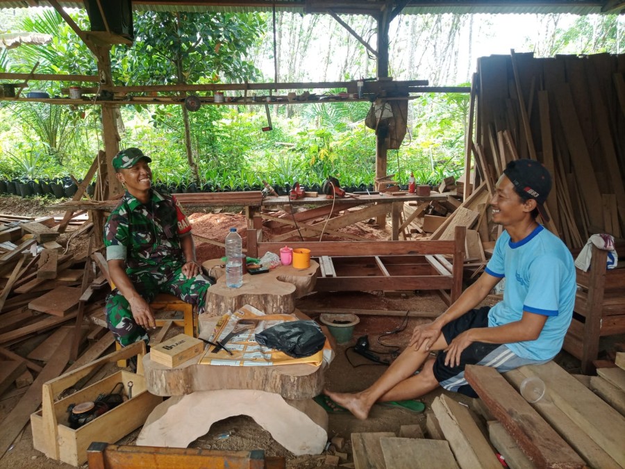 Berikan Motivasi, Babinsa Koramil 406-07/jayaloka Komsos Dengan Pengrajin Mebel