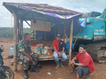 Babinsa Koramil 406-08/Lubuklinggau koptu Ali suprapto komsos bersama warga didesa binaan.
