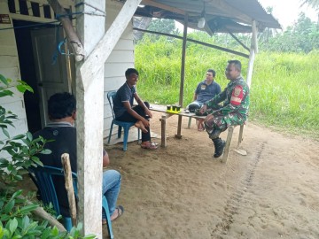 Babinsa Koramil 406-08/Lubuklinggau koptu Wahyu Budi utomo komsos bersama warga didesa binaan.