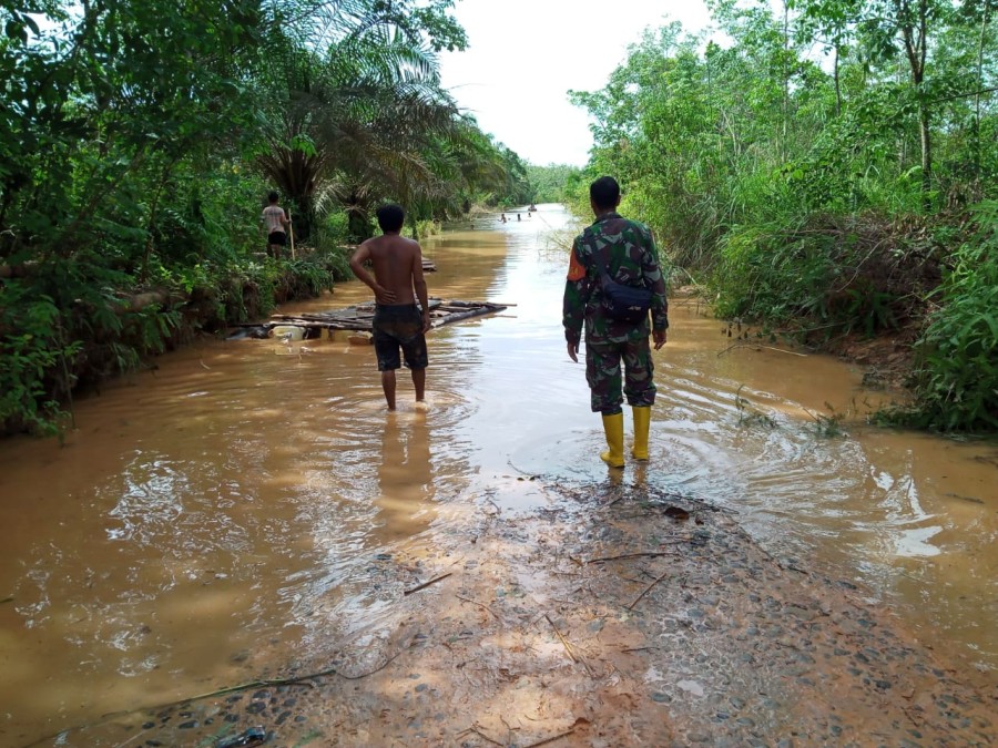 Sertu Ali Mubin Babinsa Koramil 406-04/Muara Lakitan Terus Monitoring Banjir Pasca Hujan yg mengguyur kabupaten Musi Rawas
