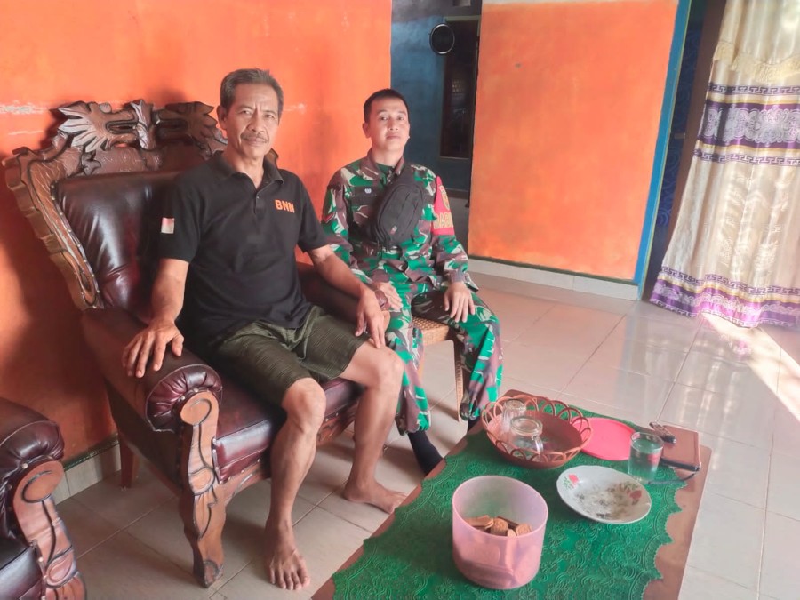 Babinsa Koramil 406-06/Tugumulyo Koptu Supendi Melaksanakan Komsos Bersama Warga Diwilayah Binaan.