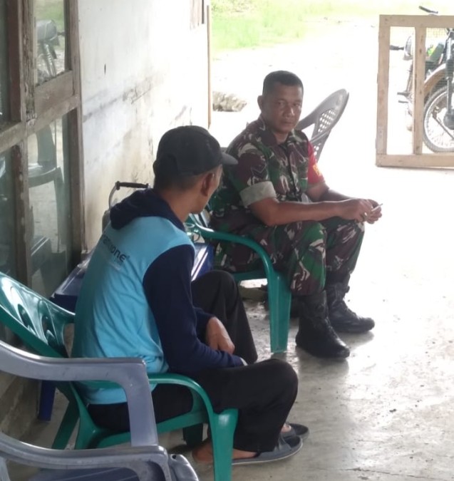 Jaga Kamtibmas, Babinsa Koramil 406-07/Jayaloka Komsos dengan Tokoh Masyarakat di wilayah