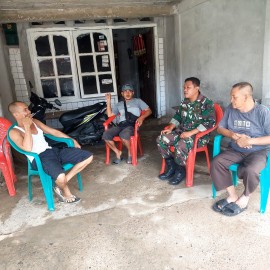 Babinsa Koramil 406-01/Rawas ulu Serda Aroni rosen komsos bersama warga didesa binaan.