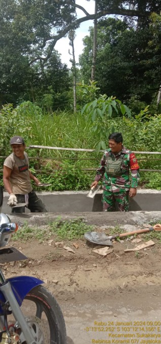 Babinsa Bersama Warga Gotong-Royong Membuat Parit di Wilayah Binaan