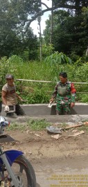 Babinsa Bersama Warga Gotong-Royong Membuat Parit di Wilayah Binaan