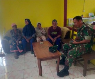 Babinsa Koramil 406-06/Tugumulyo Pelda Sukardi Melaksanakan Komsos Bersama Warga Diwilayah Binaan.