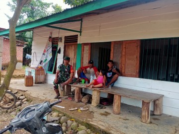 Antisipasi Musim Penghujan, Babinsa Koramil 406-07/Jayaloka Komsos dengan masyarakat desa binaan