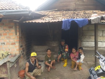 Pemantauan Rumah Penerima Bantuan Sosial, Babinsa Koramil 406-04/Muara Lakitan Turun Langsung Cek Kondisi Rumah