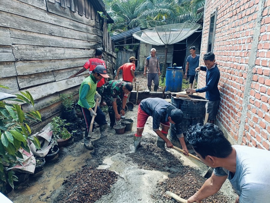 Wujud Kepedulian, Sertu Antonio babinsa Koramil 406-04/Muara Lakitan Bantu Bangun Dapur Warga di wilayah Binaan