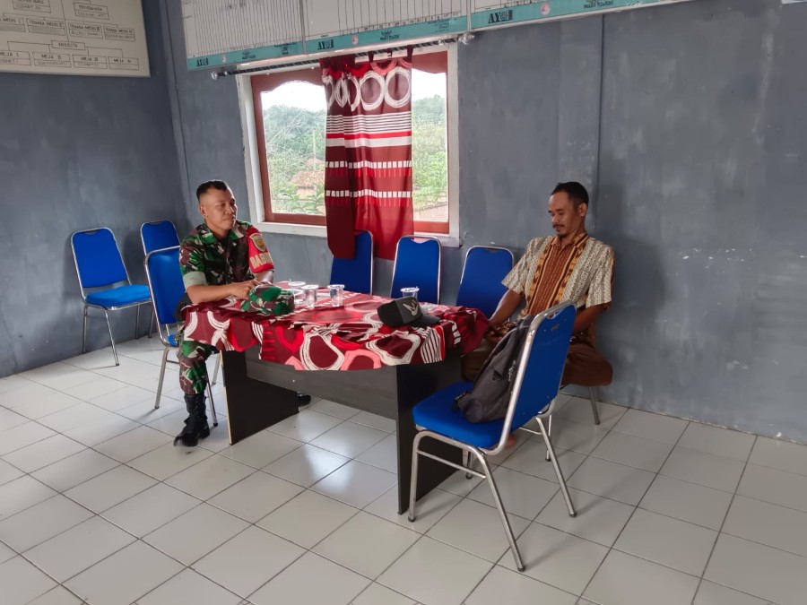 Komsos Dengan Warga, Serda Yuda Ade Hermawan Rutin Pantau Wilayah Binaan