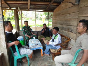 Sertu Wahyu Nugroho Komsos Bersama Tomas, Bahas Keamanan Dan Ketertiban Lingkungan di Wilayah binaan.