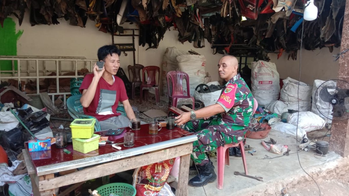 Sertu Zulkarnaen Babinsa Koramil 406-07/jayaloka sambangi penjual barang bekas onderdil sepeda motor.