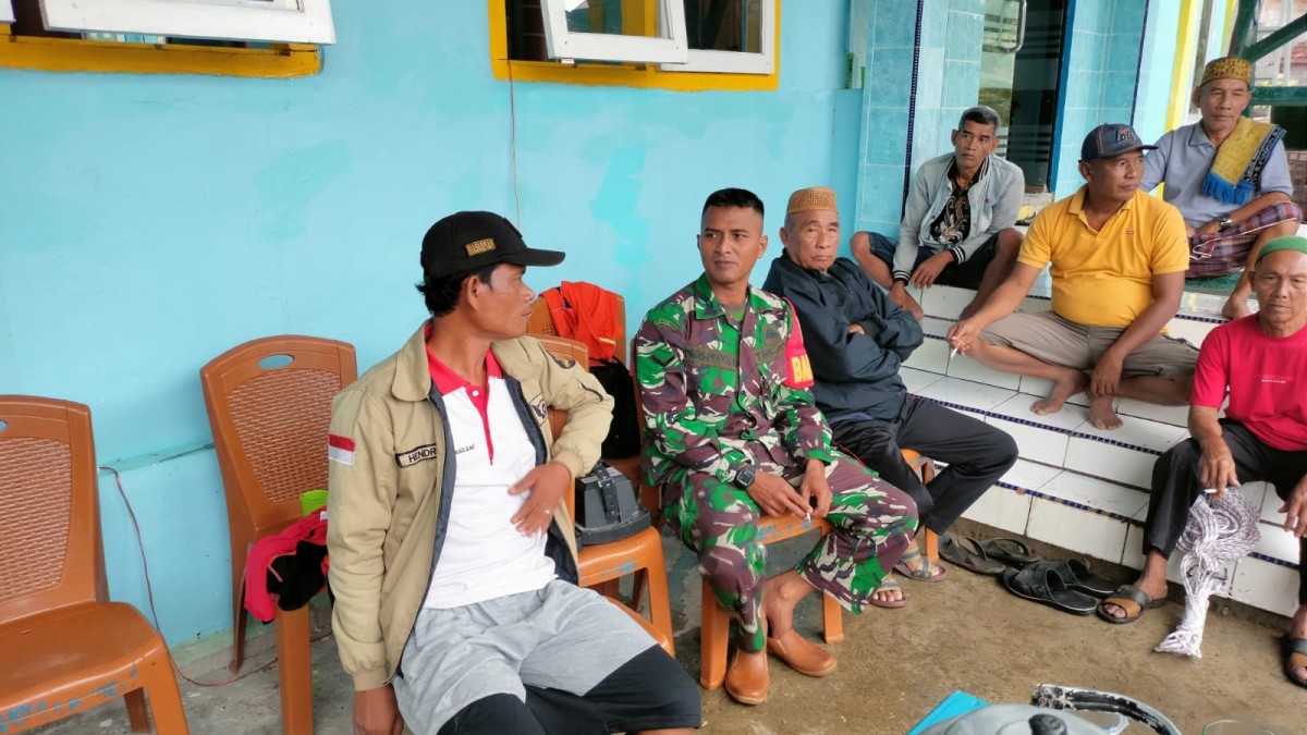 Komsos Dengan Warga Binaan Babinsa Bahas Keamanan dan Kebersihan Lingkungan.