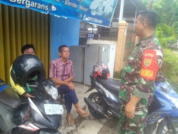 Jalani Silaturahmi Babinsa Koramil 406-06/Tugumulyo Serda Joko Melaksanakan Komsos Bersama Warga Diwilayah Binaan.