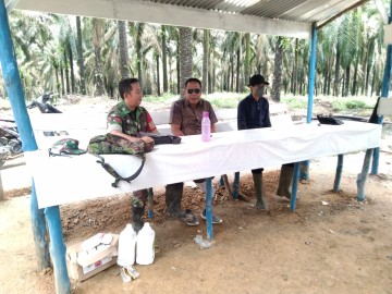 Babinsa Koramil 406-02/Rawas ilir Koptu Joni ismed melaksanakan komsos bersama warga didesa binaan.