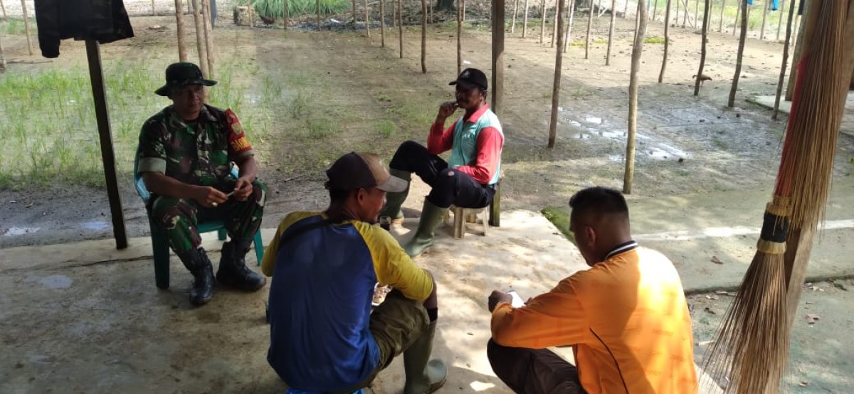 Koramil 406-07/jayaloka Sertu abd rohim komsos bersama warga diDesa binaan.