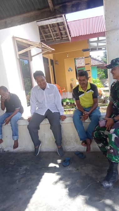 Jalani Silaturahmi Babinsa Koramil 406-06/Tugumulyo Melaksanakan Komsos Bersama Warga Diwilayah Binaan.