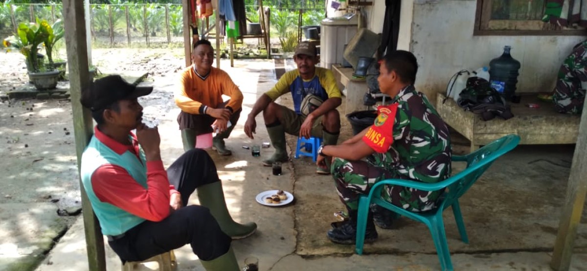Komsos Dengan Warga, Babinsa Pantau Wilayah Binaan
