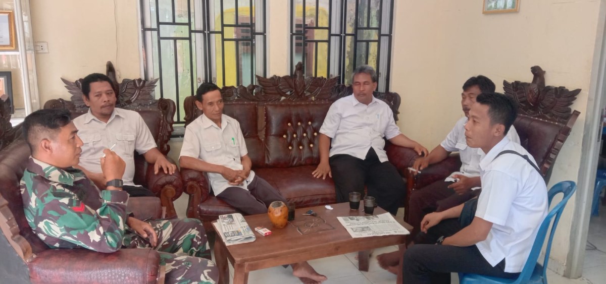 Jalani Silaturahmi Babinsa Koramil 406-06/Tugumulyo Melaksanakan Komsos Bersama Perangkat Desa Diwilayah Binaan.