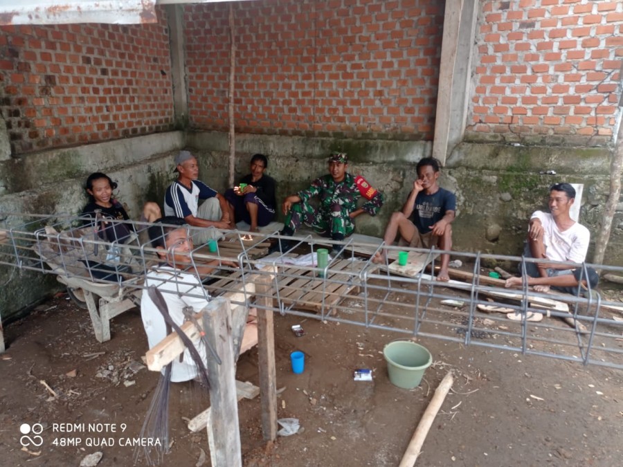 Jalani Silaturahmi Babinsa Koramil 406-03/Rupit Melaksanakan Komsos Bersama Warga Desa Diwilayah Binaan.