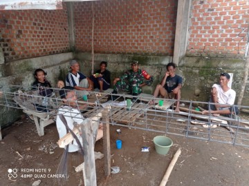 Jalani Silaturahmi Babinsa Koramil 406-03/Rupit Melaksanakan Komsos Bersama Warga Desa Diwilayah Binaan.