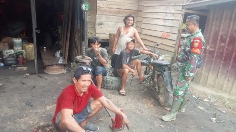 Babinsa Koramil 406-02/Rawas ilir Serda Robi firdaus melaksanakan komsos bersama warga didesa binaan.