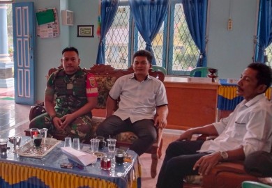 Untuk Kesamaan Data, Babinsa Koramil 406-05/Muara Kelingi Komsos Bersama Perangkat Desa