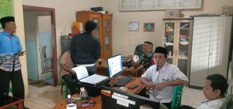 Jalani Silaturahmi Babinsa Koramil 406-06/Tugumulyo Koptu Sujarwo Melaksanakan Komsos Bersama Warga Diwilayah Binaan.
